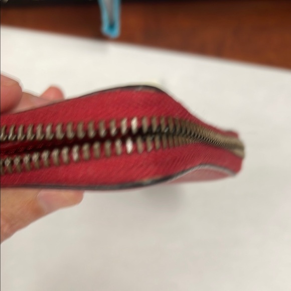 Gucci Red Leather Zip Wallet with Logo - Picture 11 of 13